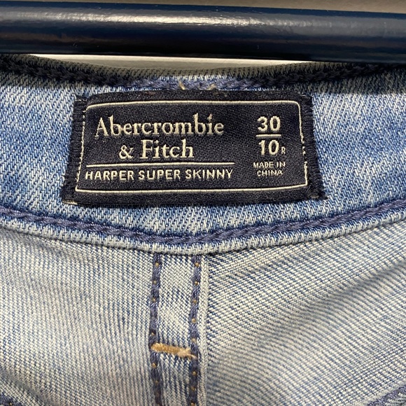 Size 10 ABERCROMBIE Light Wash Distressed & Embroidered Cropped Skinny Jeans - Picture 4 of 7